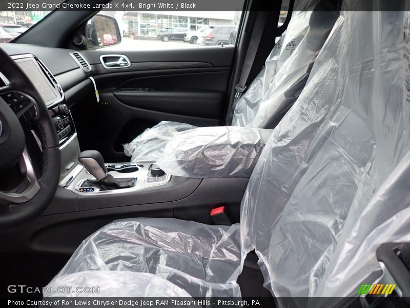 Bright White / Black 2022 Jeep Grand Cherokee Laredo X 4x4