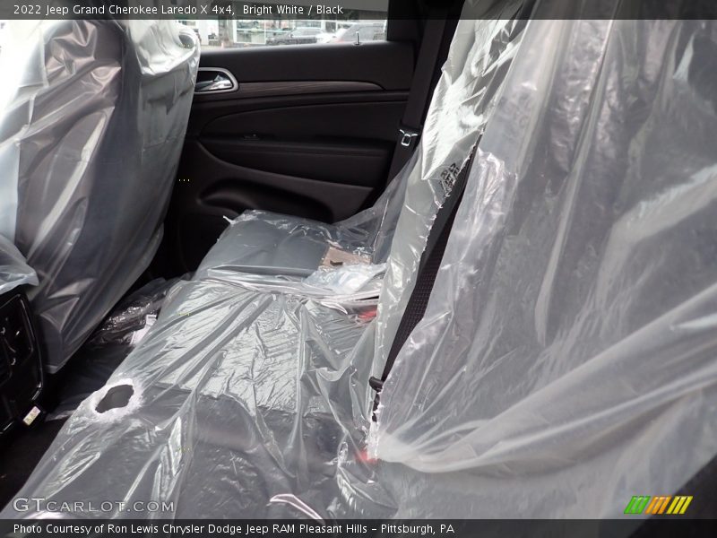 Bright White / Black 2022 Jeep Grand Cherokee Laredo X 4x4