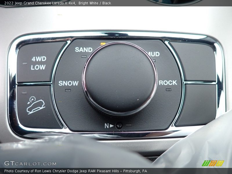 Bright White / Black 2022 Jeep Grand Cherokee Laredo X 4x4