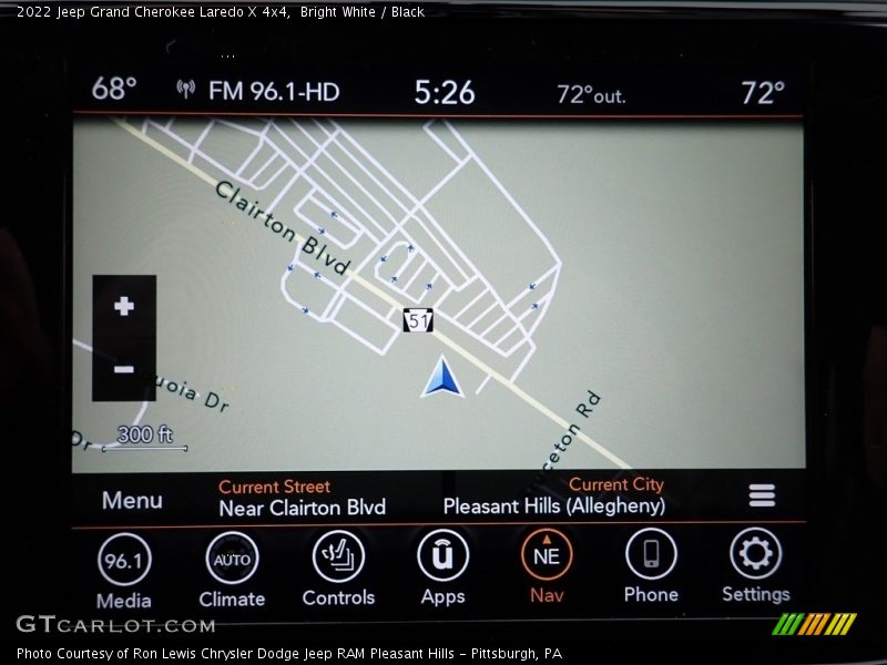 Bright White / Black 2022 Jeep Grand Cherokee Laredo X 4x4
