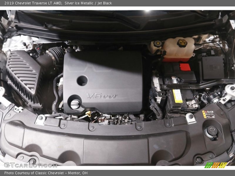 Silver Ice Metallic / Jet Black 2019 Chevrolet Traverse LT AWD