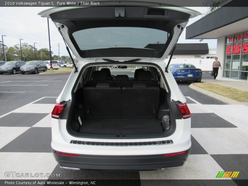 Pure White / Titan Black 2019 Volkswagen Tiguan S