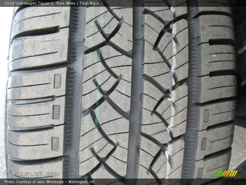 Pure White / Titan Black 2019 Volkswagen Tiguan S