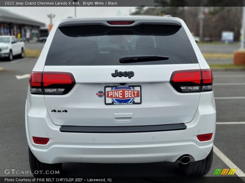 Bright White / Black 2022 Jeep Grand Cherokee Laredo X 4x4