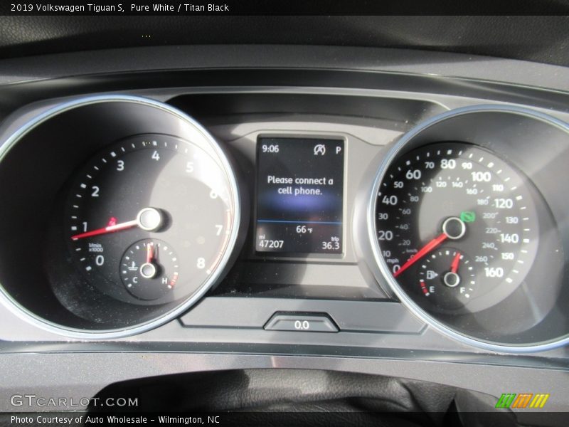 Pure White / Titan Black 2019 Volkswagen Tiguan S