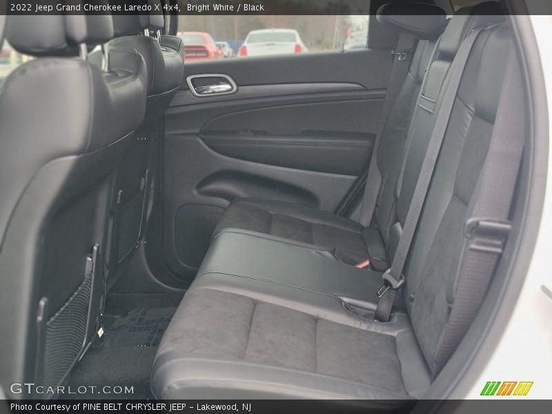 Bright White / Black 2022 Jeep Grand Cherokee Laredo X 4x4
