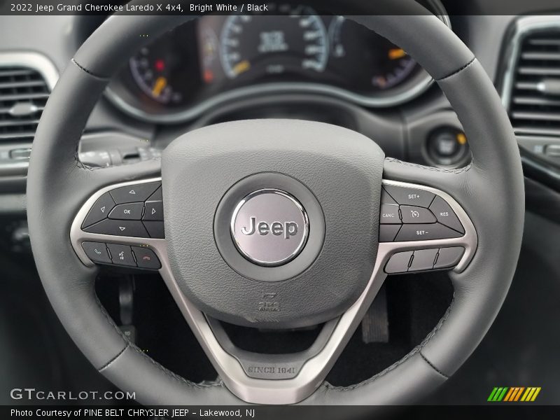 Bright White / Black 2022 Jeep Grand Cherokee Laredo X 4x4