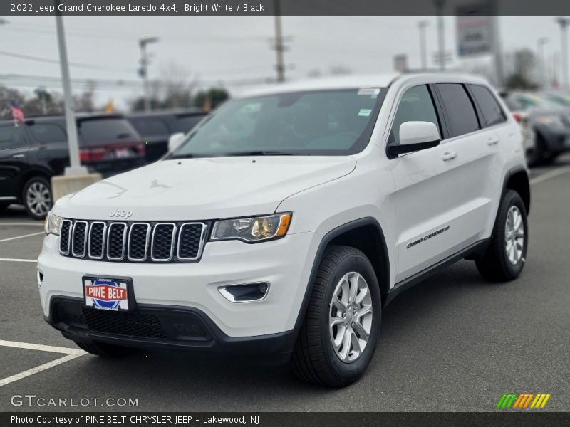 Bright White / Black 2022 Jeep Grand Cherokee Laredo 4x4