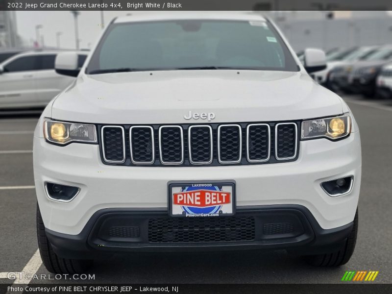 Bright White / Black 2022 Jeep Grand Cherokee Laredo 4x4