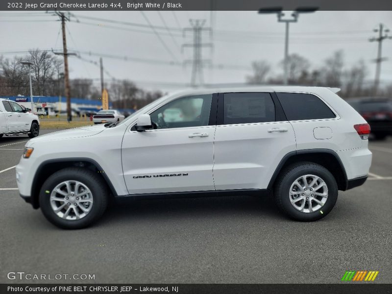 Bright White / Black 2022 Jeep Grand Cherokee Laredo 4x4