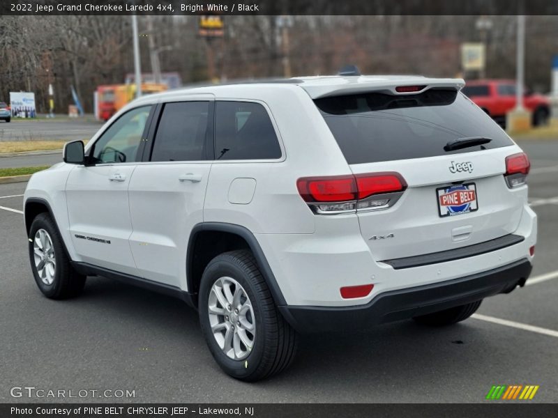 Bright White / Black 2022 Jeep Grand Cherokee Laredo 4x4