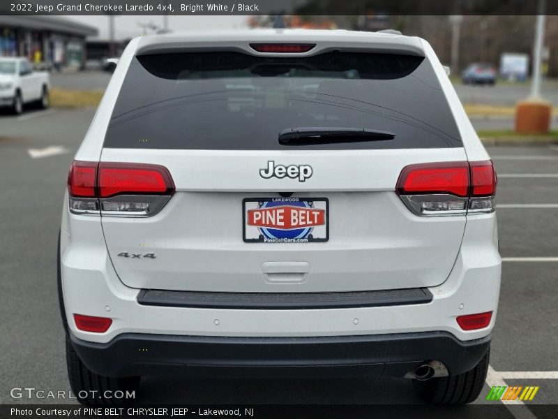 Bright White / Black 2022 Jeep Grand Cherokee Laredo 4x4
