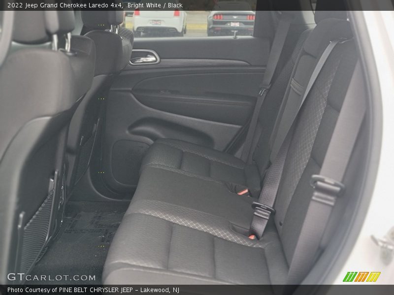 Bright White / Black 2022 Jeep Grand Cherokee Laredo 4x4