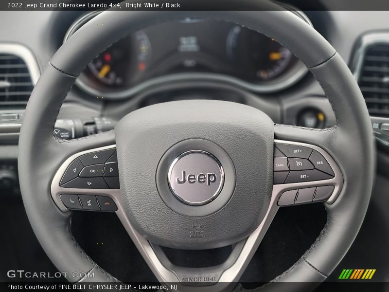 Bright White / Black 2022 Jeep Grand Cherokee Laredo 4x4