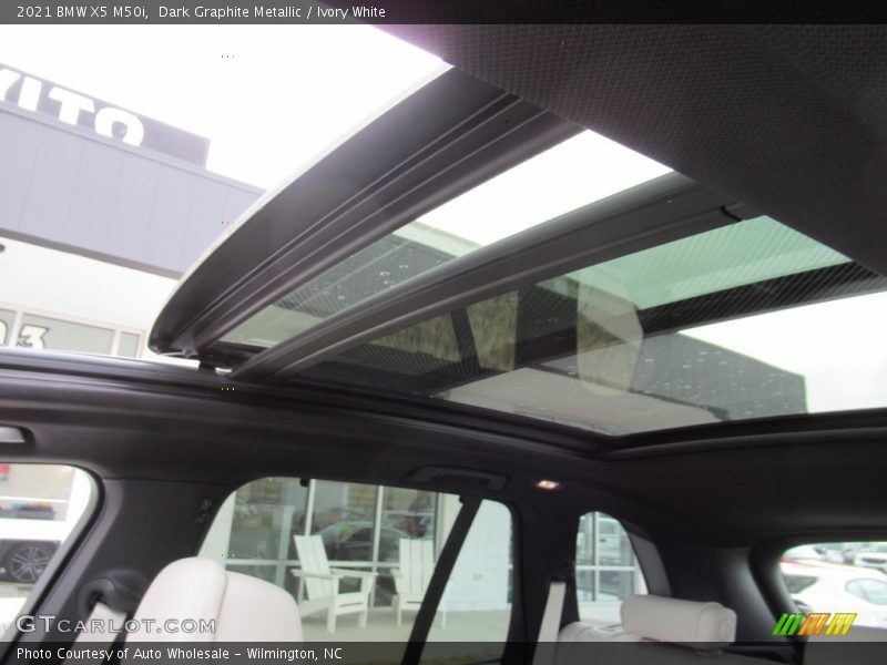 Dark Graphite Metallic / Ivory White 2021 BMW X5 M50i