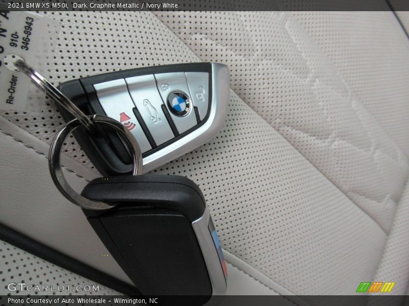 Dark Graphite Metallic / Ivory White 2021 BMW X5 M50i