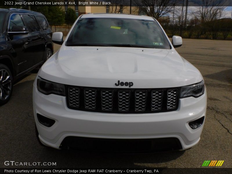 Bright White / Black 2022 Jeep Grand Cherokee Laredo X 4x4