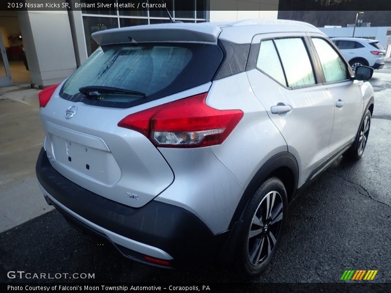 Brilliant Silver Metallic / Charcoal 2019 Nissan Kicks SR