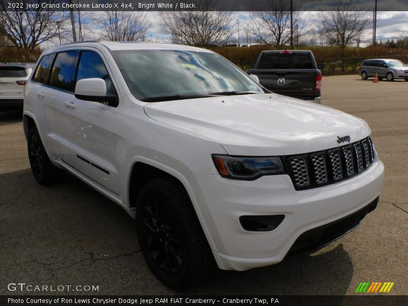 Bright White / Black 2022 Jeep Grand Cherokee Laredo X 4x4