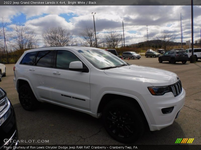 Bright White / Black 2022 Jeep Grand Cherokee Laredo X 4x4