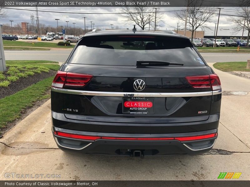 Deep Black Pearl / Titan Black 2022 Volkswagen Atlas Cross Sport SE Technology 4Motion