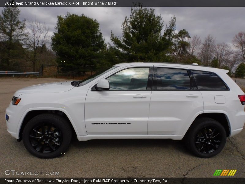 Bright White / Black 2022 Jeep Grand Cherokee Laredo X 4x4