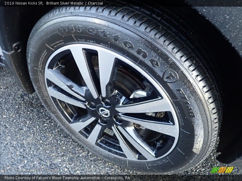 Brilliant Silver Metallic / Charcoal 2019 Nissan Kicks SR