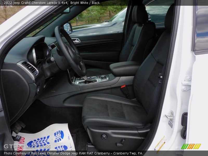 Bright White / Black 2022 Jeep Grand Cherokee Laredo X 4x4
