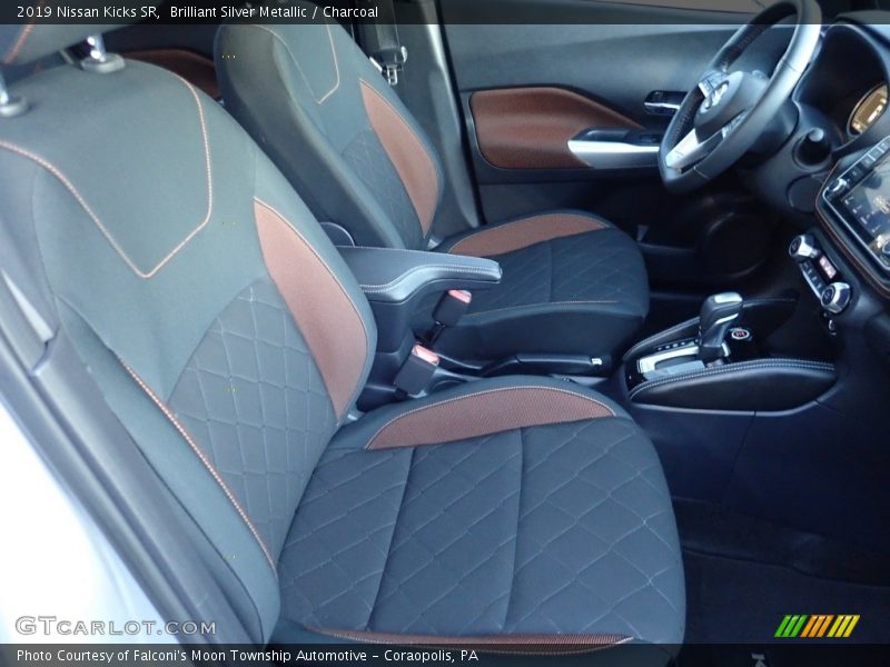 Brilliant Silver Metallic / Charcoal 2019 Nissan Kicks SR