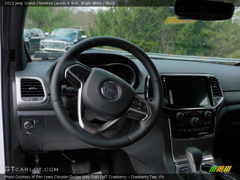 Bright White / Black 2022 Jeep Grand Cherokee Laredo X 4x4