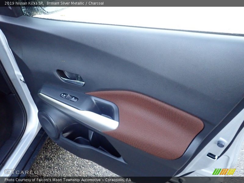 Brilliant Silver Metallic / Charcoal 2019 Nissan Kicks SR