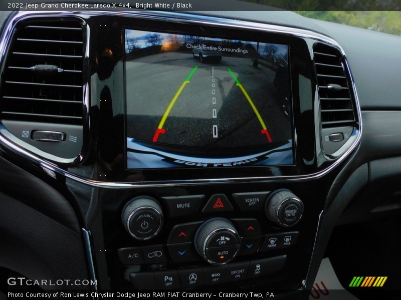 Bright White / Black 2022 Jeep Grand Cherokee Laredo X 4x4