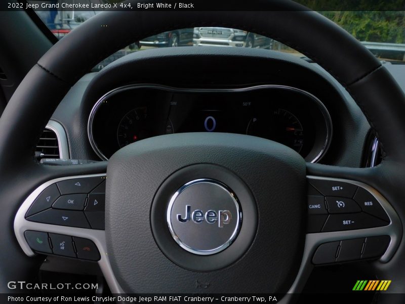 Bright White / Black 2022 Jeep Grand Cherokee Laredo X 4x4