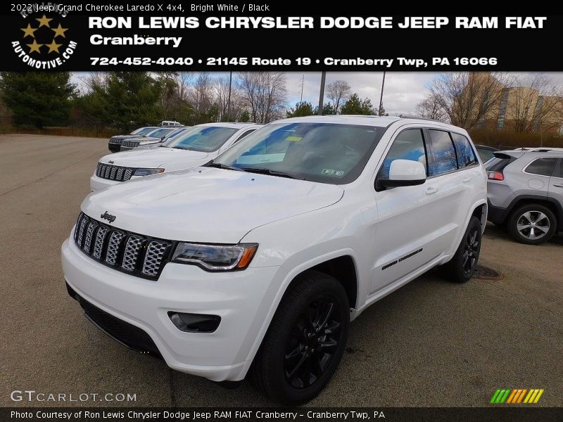 Bright White / Black 2022 Jeep Grand Cherokee Laredo X 4x4