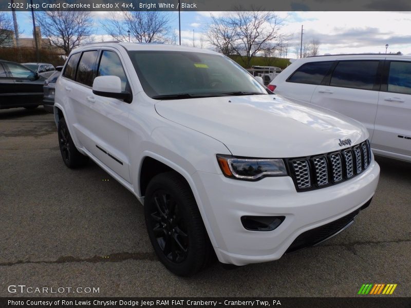 Bright White / Black 2022 Jeep Grand Cherokee Laredo X 4x4