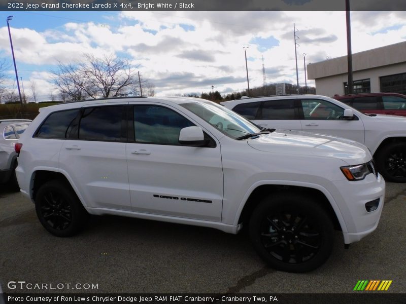 Bright White / Black 2022 Jeep Grand Cherokee Laredo X 4x4
