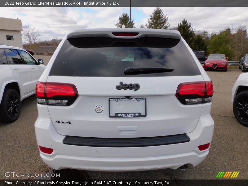 Bright White / Black 2022 Jeep Grand Cherokee Laredo X 4x4