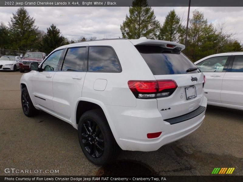 Bright White / Black 2022 Jeep Grand Cherokee Laredo X 4x4