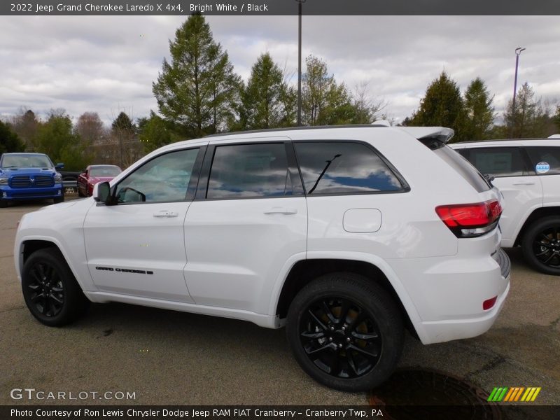 Bright White / Black 2022 Jeep Grand Cherokee Laredo X 4x4