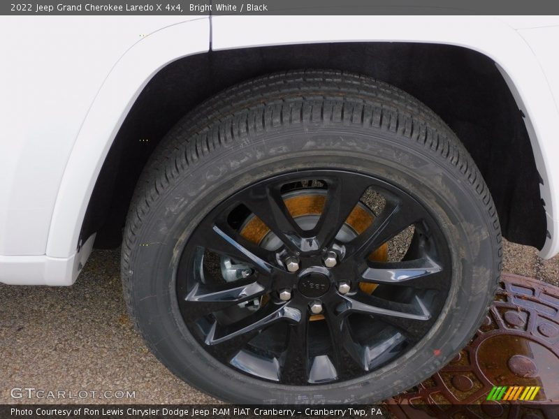 Bright White / Black 2022 Jeep Grand Cherokee Laredo X 4x4