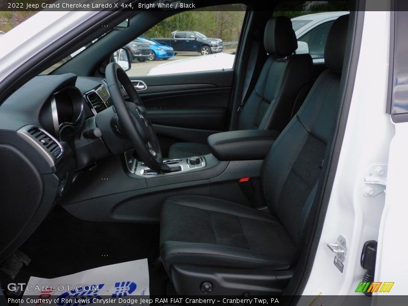 Bright White / Black 2022 Jeep Grand Cherokee Laredo X 4x4