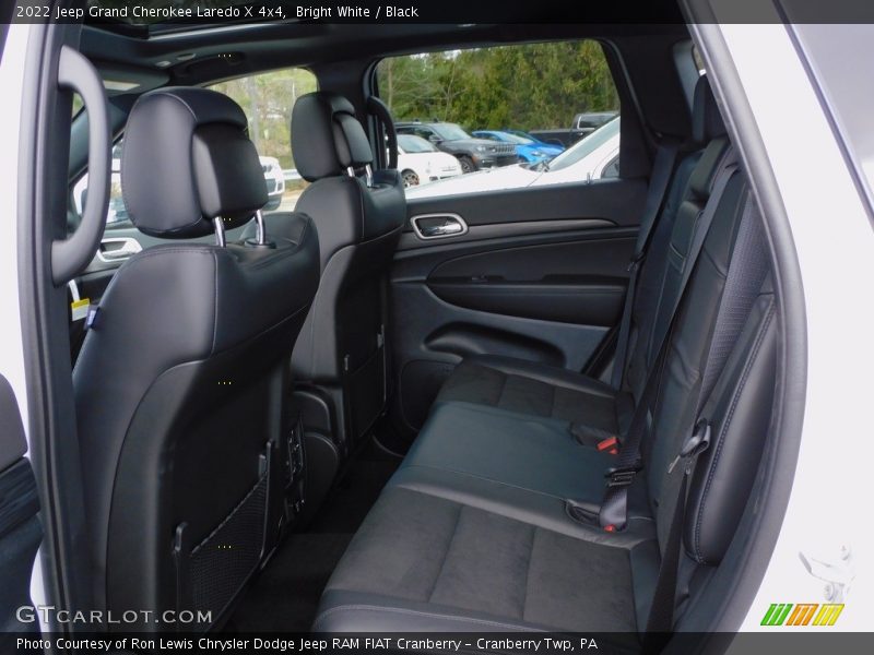Bright White / Black 2022 Jeep Grand Cherokee Laredo X 4x4