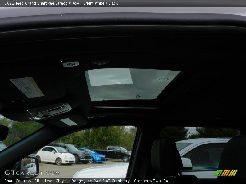 Bright White / Black 2022 Jeep Grand Cherokee Laredo X 4x4