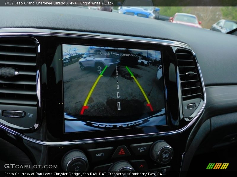 Bright White / Black 2022 Jeep Grand Cherokee Laredo X 4x4