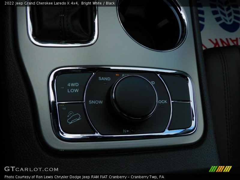 Bright White / Black 2022 Jeep Grand Cherokee Laredo X 4x4