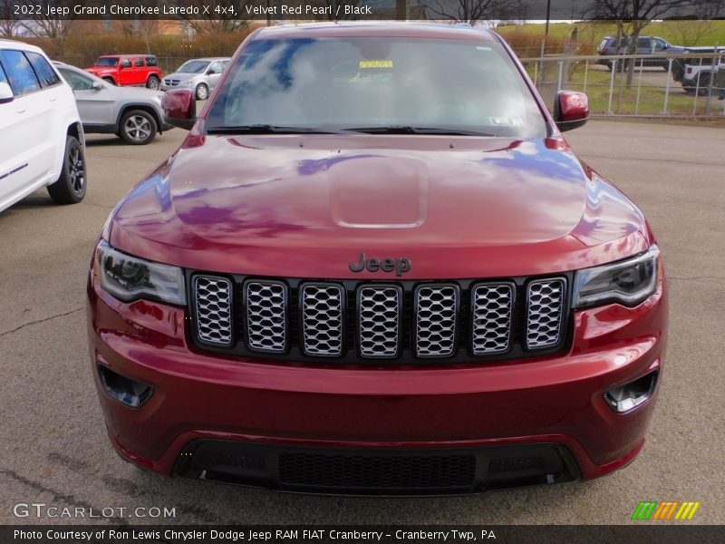 Velvet Red Pearl / Black 2022 Jeep Grand Cherokee Laredo X 4x4