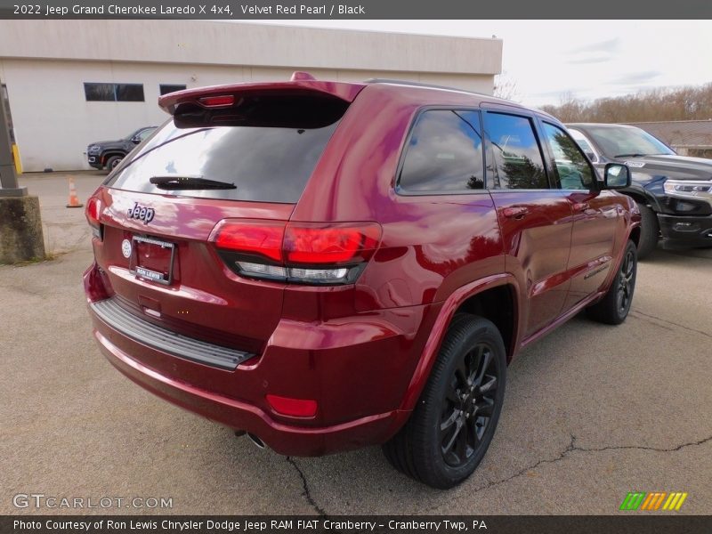 Velvet Red Pearl / Black 2022 Jeep Grand Cherokee Laredo X 4x4