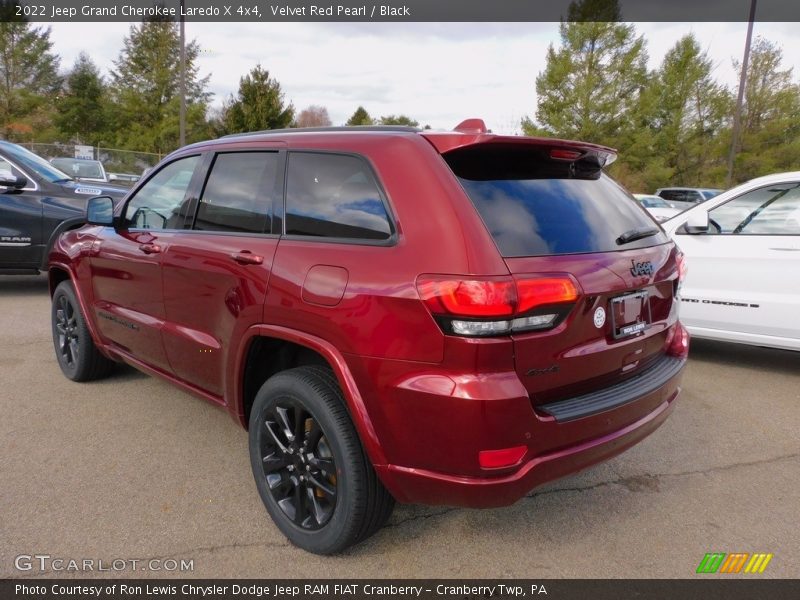 Velvet Red Pearl / Black 2022 Jeep Grand Cherokee Laredo X 4x4