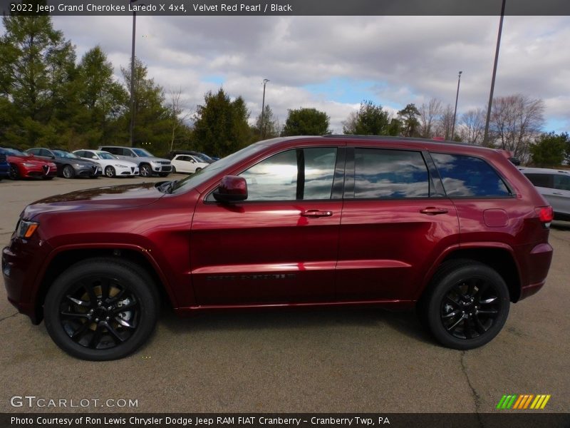Velvet Red Pearl / Black 2022 Jeep Grand Cherokee Laredo X 4x4