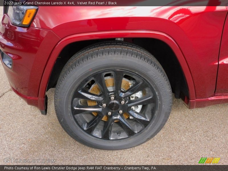 Velvet Red Pearl / Black 2022 Jeep Grand Cherokee Laredo X 4x4